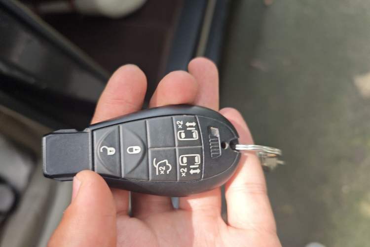 Used Chrysler Grand Voyager 2014 3.6L Comfort Edition Vehicle Key