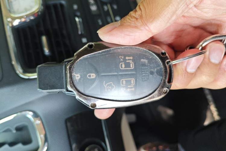 Used Chrysler Grand Voyager 2014 3.6L Comfort Edition Vehicle Key