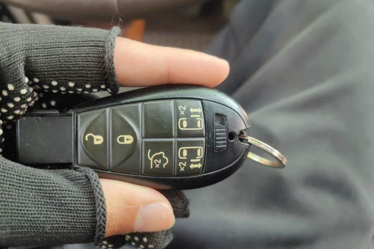 Used Chrysler Grand Voyager 2014 3.6L Comfort Edition Vehicle Key