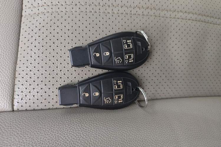 Used Chrysler Grand Voyager 2014 3.6L Comfort Edition Vehicle Key