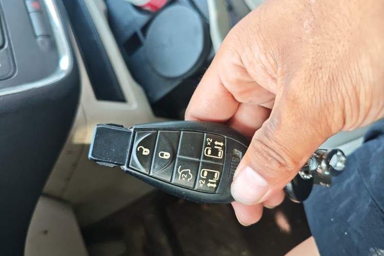 Used Chrysler Grand Voyager 2014 3.6L Comfort Edition Vehicle Key