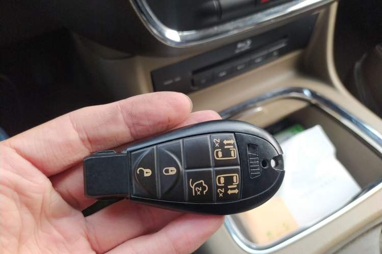 Used Chrysler Grand Voyager 2014 3.6L Comfort Edition Vehicle Key