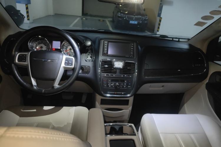 Used Chrysler Grand Voyager 2014 3.6L Comfort Edition Center Console