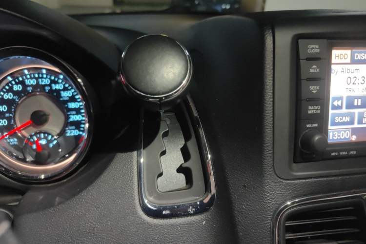 Used Chrysler Grand Voyager 2014 3.6L Comfort Edition Gear Lever