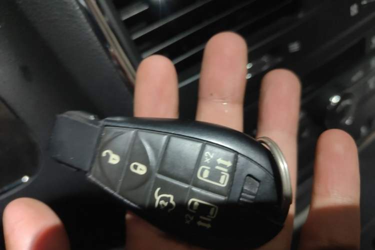 Used Chrysler Grand Voyager 2014 3.6L Comfort Edition Vehicle Key