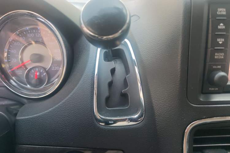 Used Chrysler Grand Voyager 2014 3.6L Comfort Edition Gear Lever