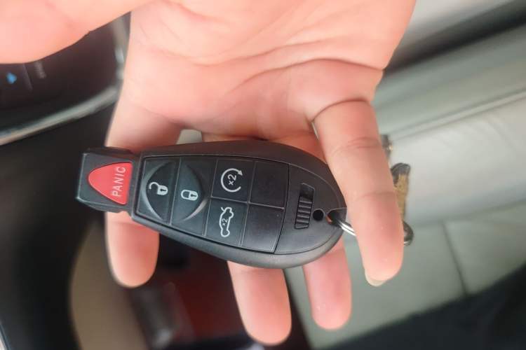 Used Chrysler Grand Voyager 2014 3.6L Comfort Edition Vehicle Key