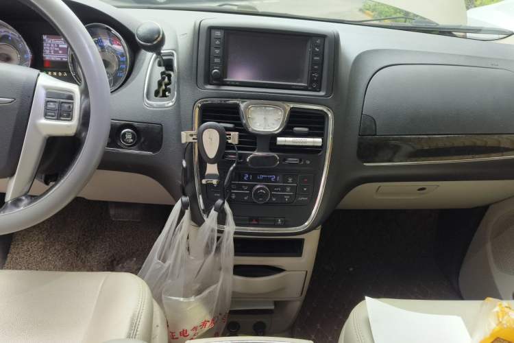 Used Chrysler Grand Voyager 2014 3.6L Comfort Edition Audio And AC Panel