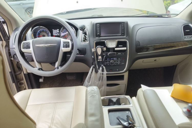 Used Chrysler Grand Voyager 2014 3.6L Comfort Edition Center Console