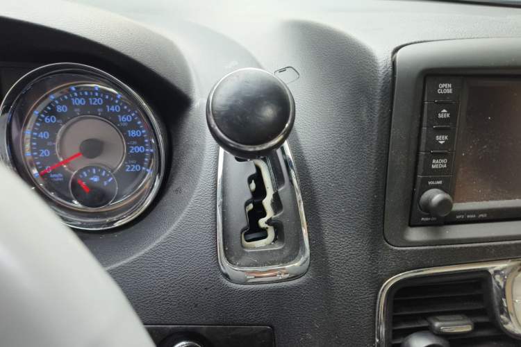 Used Chrysler Grand Voyager 2014 3.6L Comfort Edition Gear Lever