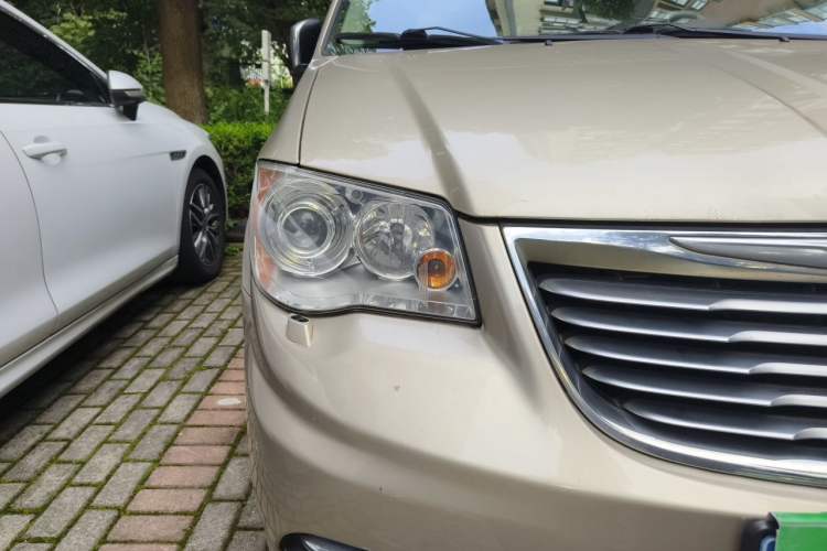 Used Chrysler Grand Voyager 2014 3.6L Comfort Edition Right Front Headlight