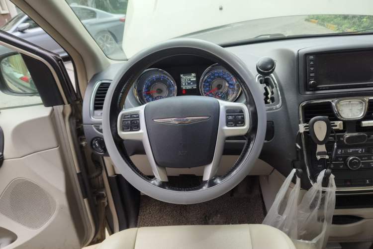 Used Chrysler Grand Voyager 2014 3.6L Comfort Edition Steering Wheel
