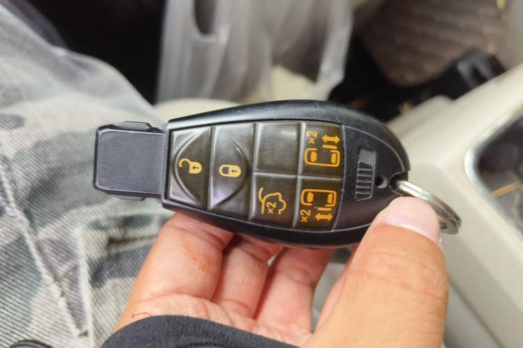Used Chrysler Grand Voyager 2014 3.6L Comfort Edition Vehicle Key