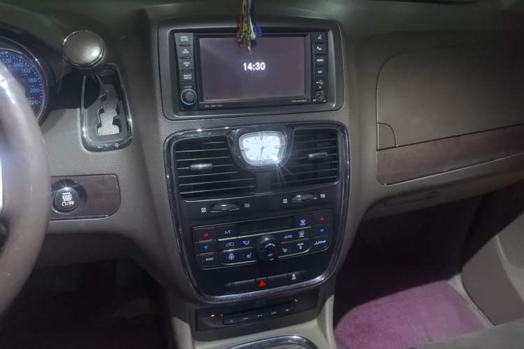 Used Chrysler Grand Voyager 2014 3.6L Comfort Edition Audio And AC Panel
