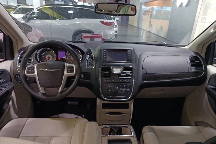 Used Chrysler Grand Voyager 2014 3.6L Comfort Edition Center Console