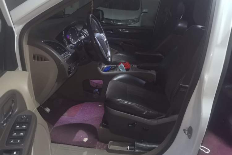 Used Chrysler Grand Voyager 2014 3.6L Comfort Edition Driver Seat