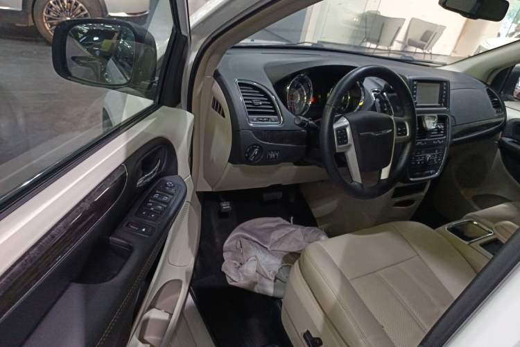 Used Chrysler Grand Voyager 2014 3.6L Comfort Edition Driver Seat