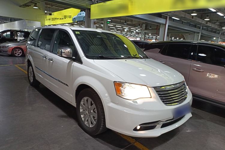 Used Chrysler Grand Voyager 2014 3.6L Comfort Edition Front Right 45 Deg