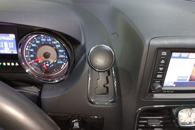 Used Chrysler Grand Voyager 2014 3.6L Comfort Edition Gear Lever