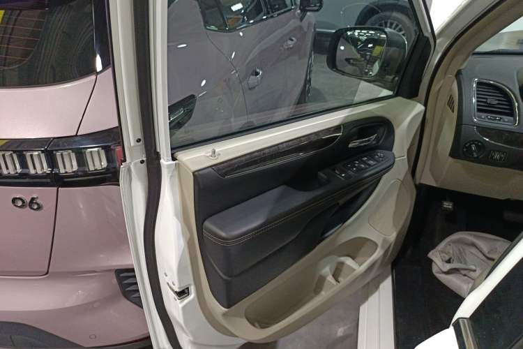Used Chrysler Grand Voyager 2014 3.6L Comfort Edition Left Front Door Interior
