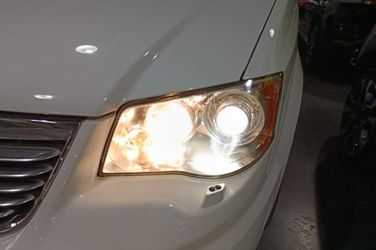 Used Chrysler Grand Voyager 2014 3.6L Comfort Edition Left Front Headlight