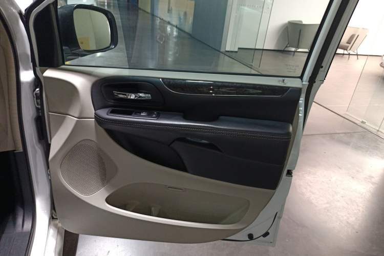 Used Chrysler Grand Voyager 2014 3.6L Comfort Edition Right Front Door Interior