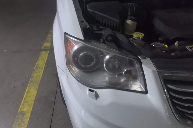 Used Chrysler Grand Voyager 2014 3.6L Comfort Edition Right Front Headlight