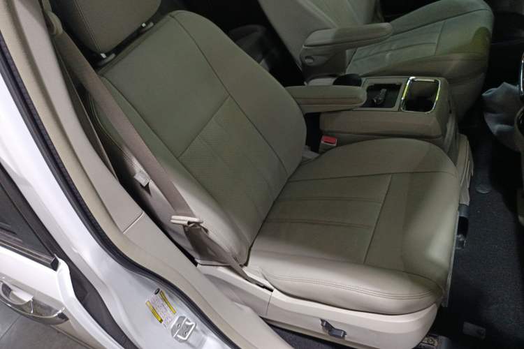 Used Chrysler Grand Voyager 2014 3.6L Comfort Edition Right Front Seat