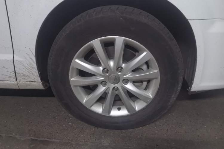 Used Chrysler Grand Voyager 2014 3.6L Comfort Edition Right Front Wheel Hub