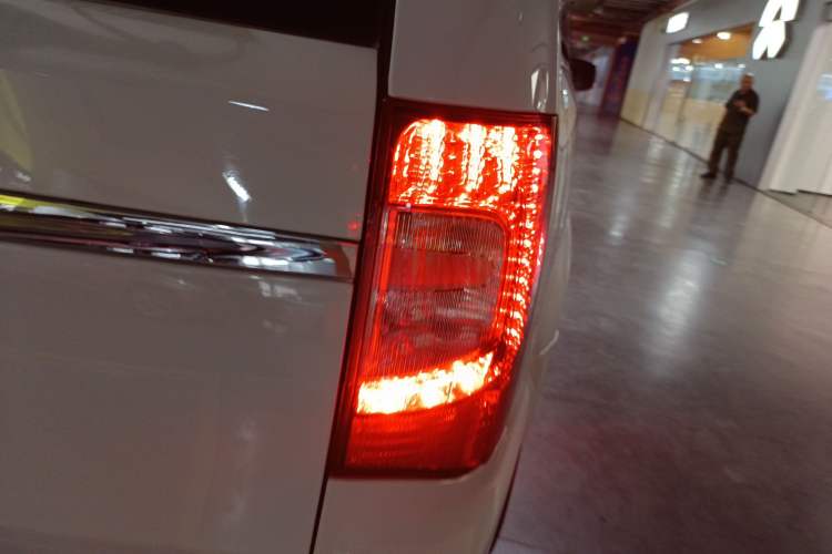 Used Chrysler Grand Voyager 2014 3.6L Comfort Edition Right Rear Taillight