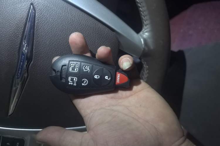 Used Chrysler Grand Voyager 2014 3.6L Comfort Edition Vehicle Key