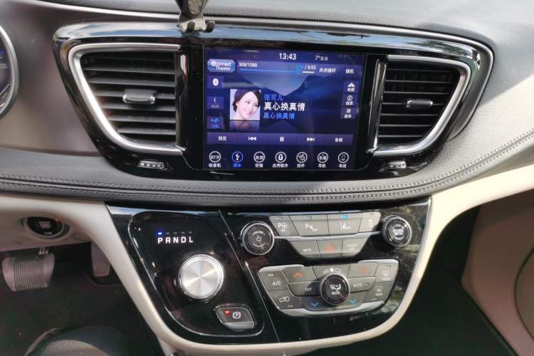 Used Chrysler Grand Voyager 2017 3.6L Premium Edition Audio And AC Panel