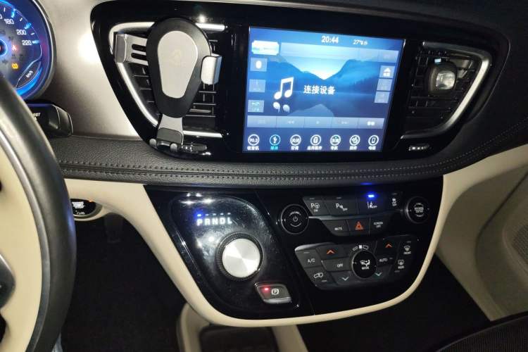 Used Chrysler Grand Voyager 2017 3.6L Premium Edition Audio And AC Panel