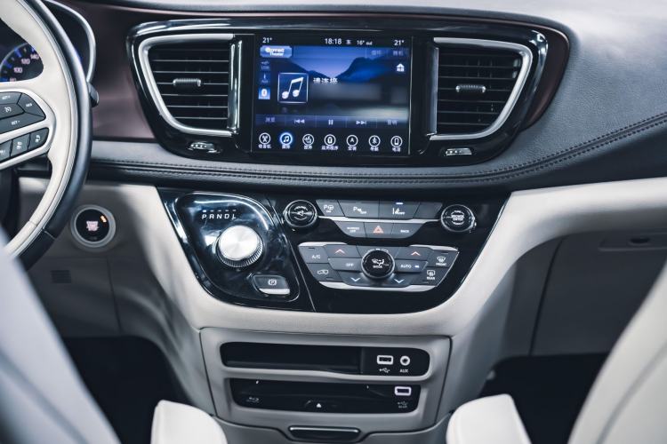 Used Chrysler Grand Voyager 2017 3.6L Premium Edition Audio And AC Panel