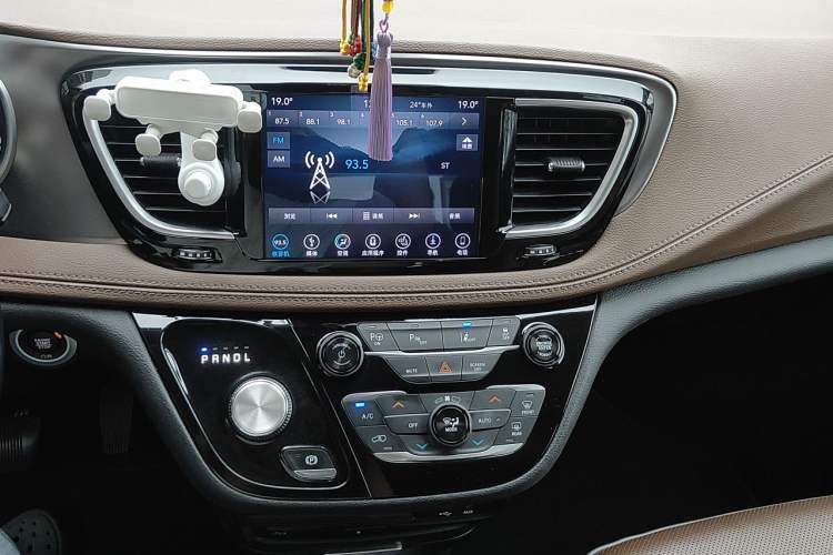 Used Chrysler Grand Voyager 2017 3.6L Premium Edition Audio And AC Panel