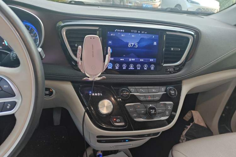 Used Chrysler Grand Voyager 2017 3.6L Premium Edition Audio And AC Panel
