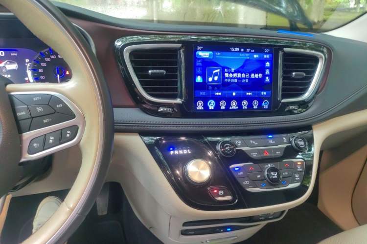 Used Chrysler Grand Voyager 2017 3.6L Premium Edition Audio And AC Panel