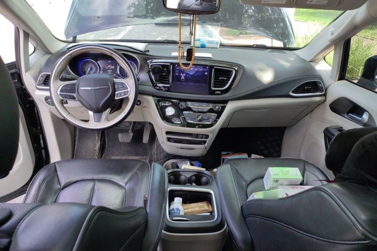 Used Chrysler Grand Voyager 2017 3.6L Premium Edition Center Console