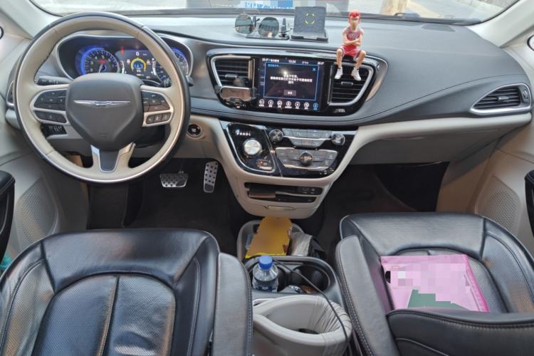 Used Chrysler Grand Voyager 2017 3.6L Premium Edition Center Console
