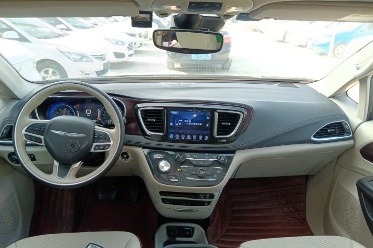 Used Chrysler Grand Voyager 2017 3.6L Premium Edition Center Console