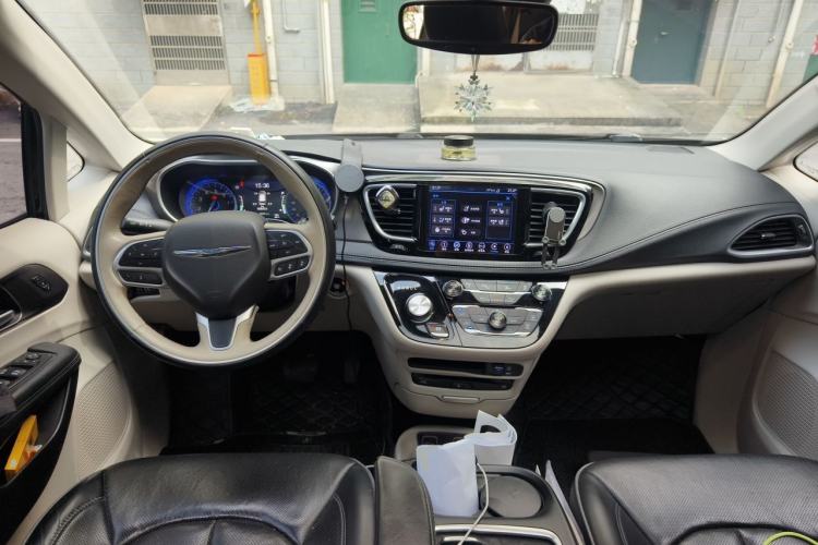 Used Chrysler Grand Voyager 2017 3.6L Premium Edition Center Console