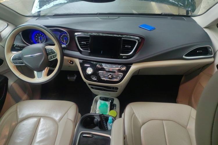 Used Chrysler Grand Voyager 2017 3.6L Premium Edition Center Console