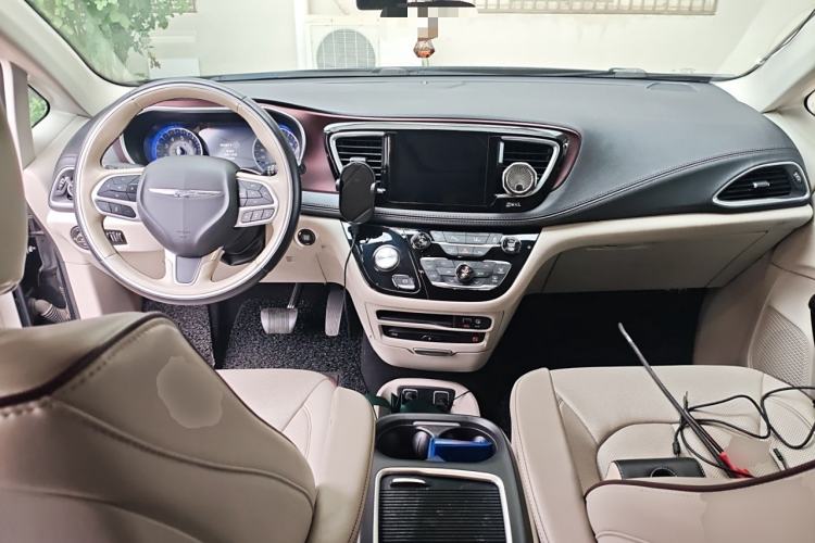 Used Chrysler Grand Voyager 2017 3.6L Premium Edition Center Console