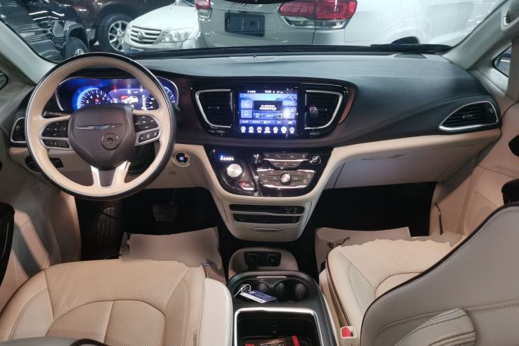 Used Chrysler Grand Voyager 2017 3.6L Premium Edition Center Console