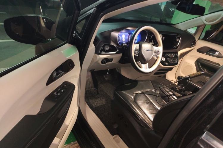 Used Chrysler Grand Voyager 2017 3.6L Premium Edition Driver Seat