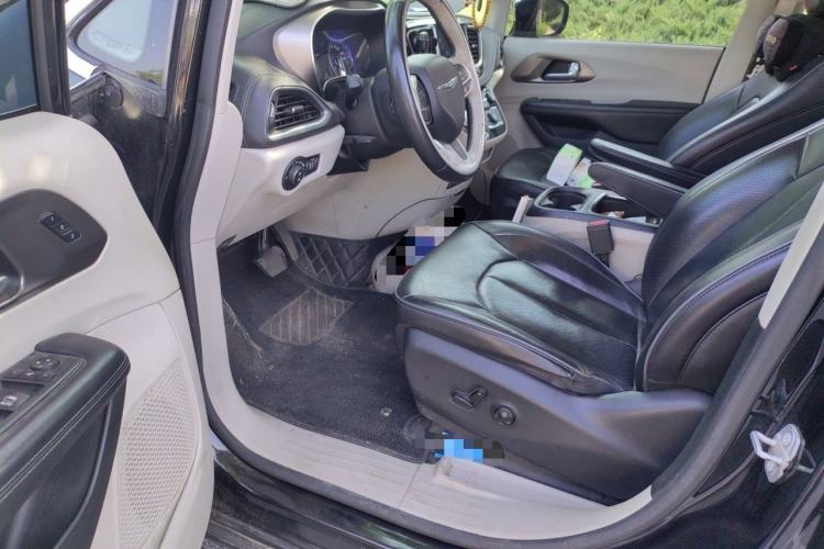 Used Chrysler Grand Voyager 2017 3.6L Premium Edition Driver Seat