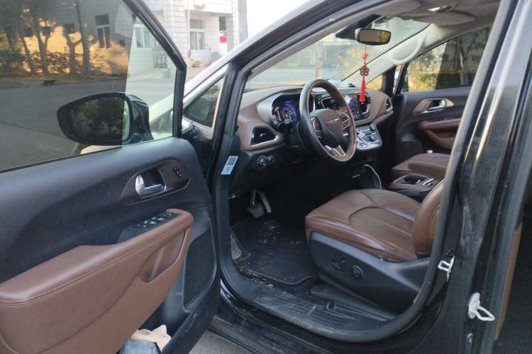 Used Chrysler Grand Voyager 2017 3.6L Premium Edition Driver Seat