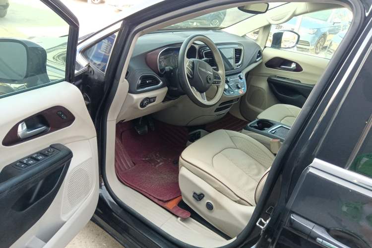Used Chrysler Grand Voyager 2017 3.6L Premium Edition Driver Seat