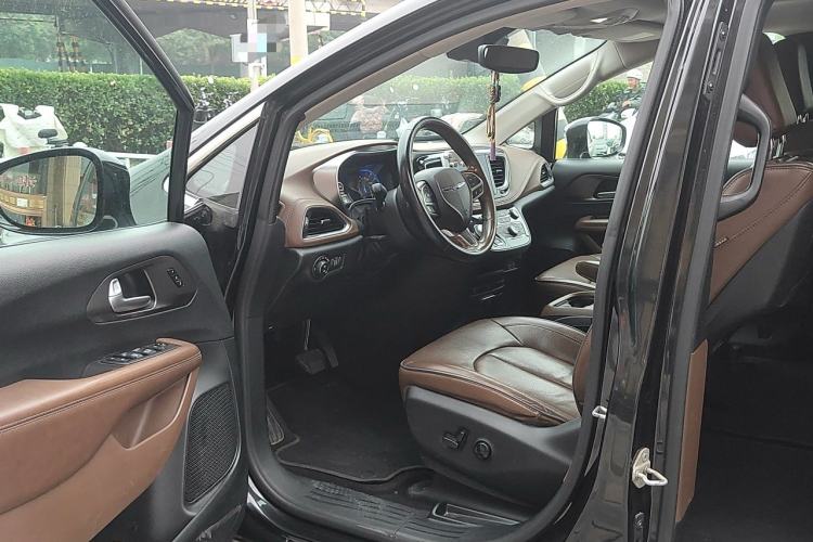 Used Chrysler Grand Voyager 2017 3.6L Premium Edition Driver Seat