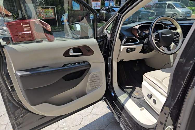 Used Chrysler Grand Voyager 2017 3.6L Premium Edition Driver Seat